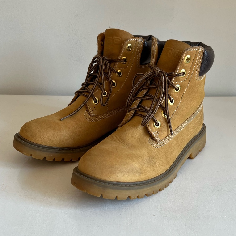 ROC Australia women’s tan suede lace up work boot with lug sole.  Size 39